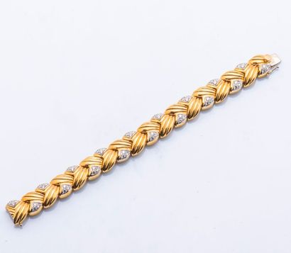 null Bracelet articulé en or jaune 18 carats (750 millièmes) à motifs d’épis godronnés...