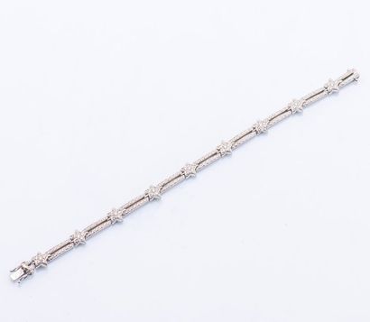 null Bracelet en or gris 18 carats (750 millièmes) articulé de double barrettes pavées...