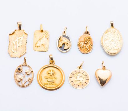 null Lot de 8 pendentifs en or jaune 18 carats (750 millièmes) comprenant 4 médailles...