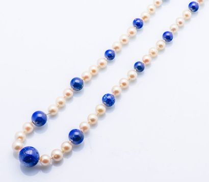 null Sautoir de perles de culture alternées de perles de lapis lazuli. Fermoir en...