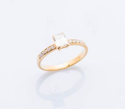 null Bague en or jaune 18 carats (750 millièmes) sertie d’un diamant de taille émeraude...
