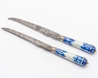 null Deux couteaux à manches en porcelaine tendre à décor en camaïeu bleu de lambrequins...