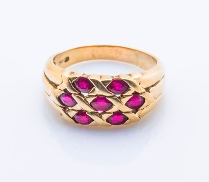 null Bague bandeau en or jaune 18 carats (750 millièmes) sertie de rubis ovales alternés...