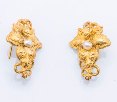 null Paire de pendants d’oreilles en or jaune 14 carats (585 millièmes) ornés d’une...
