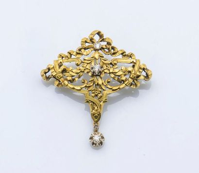null Broche fleuron en or jaune 18 carats (750 millièmes) à décor ciselé de rubans...