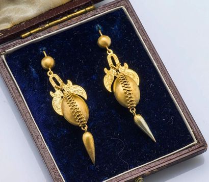 null Paire de pendants d’oreilles en or jaune 14 carats (585 millièmes) amati à décor...