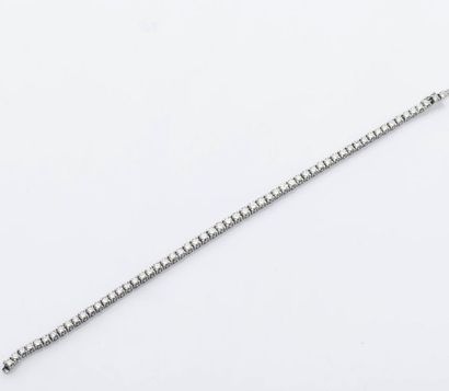 null Bracelet ligne en or gris 18 carats (750 millièmes) serti de cinquante huit...