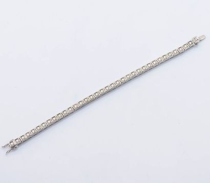 null Bracelet ligne en or gris 18 carats (750 millièmes) serti de trente cinq diamants...