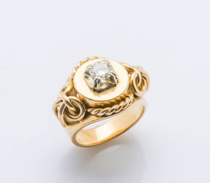 null Bague en or jaune 18 carats (750 millièmes) à motifs torsadés sertie d’un diamant...