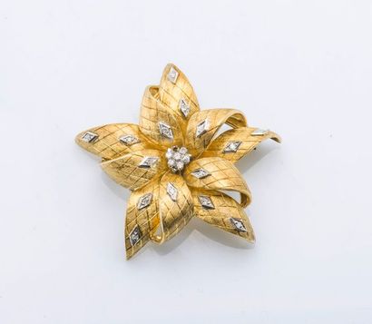 null Broche fleur en or jaune 18 carats (750 millièmes) guilloché sertie de diamants...