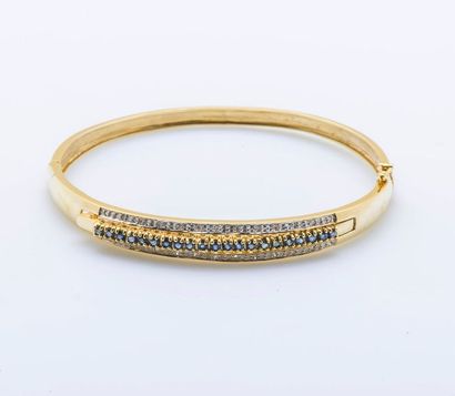 null Bracelet rigide ouvrant en or jaune 18 carats (750 millièmes) orné d’une ligne...