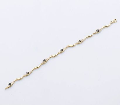 null Bracelet en or jaune 18 carats (750 millièmes) articulé serti de saphirs ronds...