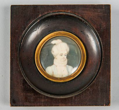 null Miniature représentant le portrait d'une dame de qualité

XVIIIème siècle

D...