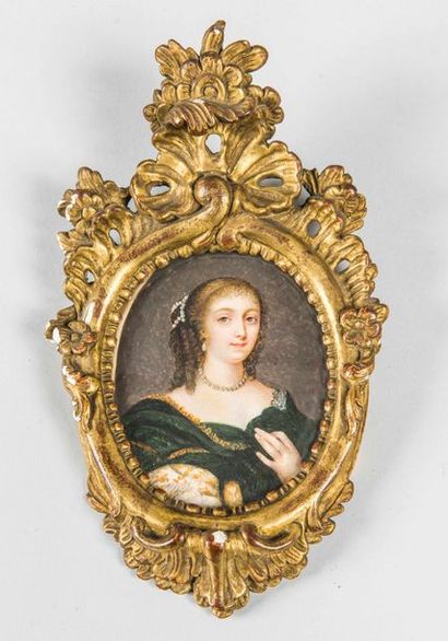 null Miniature représentant le portrait d'une dame au collier de perles dans un cadre...