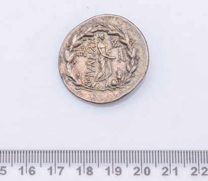 MONNAIE GRECQUE Tétradrachme. Poids : 15,50 g

Tête d’Apollon lamée à droite R/ Apollon...