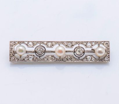 null Broche barrette en platine (950 millièmes) ajourée sertie de trois perles de...