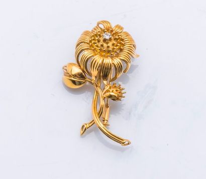 null Broche tournesol en or jaune 18 carats (750 millièmes), le pistil perlé et serti...