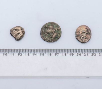 LOT DE MONNAIES GRECQUES Tétradrachme : 3 exemplaires
une monnaie Gela (Vème siècle...