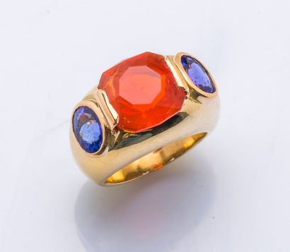 null Bague en or jaune 18 carats (750 millièmes) sertie d’une opale de feu de taille...