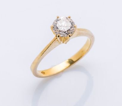 null Bague en or jaune 18 carats (750 millièmes) sertie d’un diamant taillé en brillant...