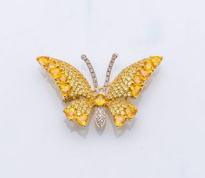 null Broche papillon en or jaune 18 carats (750 millièmes), le corps pavé de diamants...