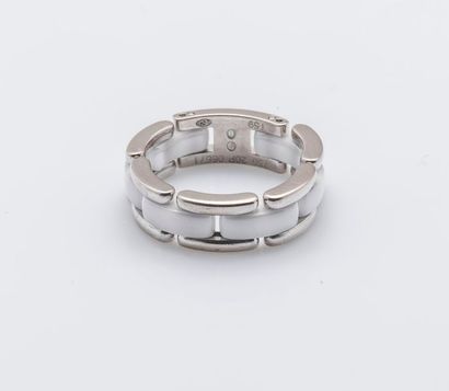 CHANEL Bague «Ultra» en or gris 18 carats (750 millièmes) et céramique à maille souple....