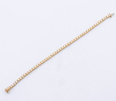 VAN CLEEF AND ARPELS Bracelet ligne en or jaune 18 carats (750 millièmes) serti de...