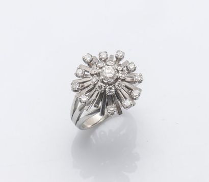 null Bague formant une rosace en or gris 18 carats (750 millièmes) sertie d’un diamant...