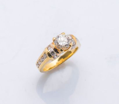 null Bague solitaire en or jaune 18 carats (750 millièmes) sertie d’un diamant taillé...