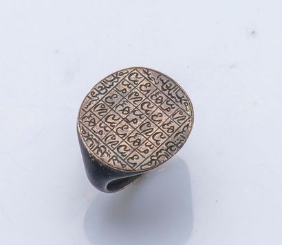 null Bague sceau en métal gravée de caractères dans un motif quadrillé.

Taille de...