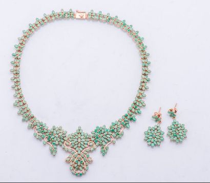 null Parure en vermeil (925 millièmes) composé d’un collier draperie à motifs floraux...