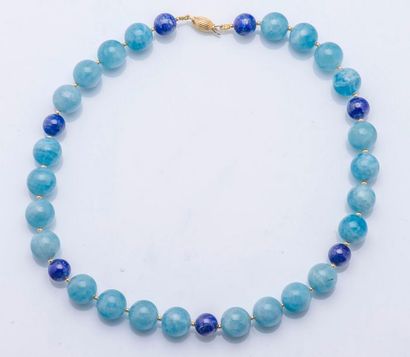 null Collier formé de perles d’aigue-marine et de lapis-lazuli alternées de petites...