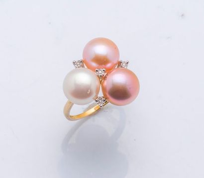 null Bague en or jaune 9 carats (375 millièmes) sertie de trois perles boutons rosées...