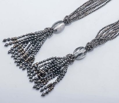 null Important sautoir cravate composé de neuf rangs de perles de verre facetté noir,...