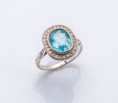 null Bague en or gris 18 carats (750 millièmes) sertie d’une aigue-marine ovale dans...