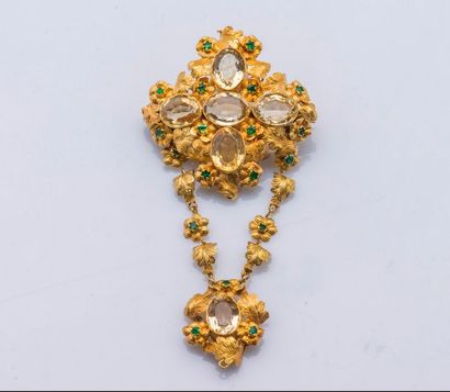 null Broche en or jaune 18 carats (750 millièmes) ornée de feuilles de chêne ciselées...