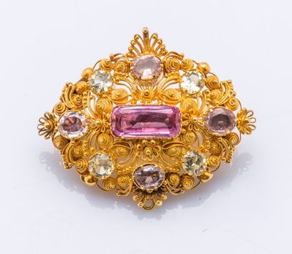 null Broche formant un losange en or jaune 14 carats (585 millièmes) entièrement...