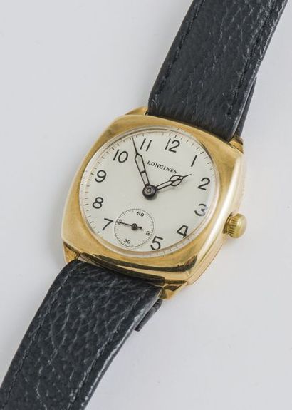 LONGINES (CLASSIQUE COUSSIN / OR JAUNE – POUR D.A. DUNLOP), vers 1945 
Élégante montre...