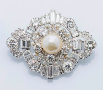 null Broche en or gris 18 carats (750 millièmes) sertie d’une perle fine au centre...