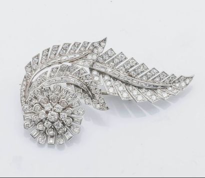 null Broche feuille en or gris 18 carats (750 millièmes) sertie de diamants taillés...