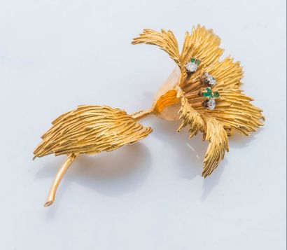 null Broche fleur en or jaune 18 carats (750 millièmes) texturé, le pistil serti...