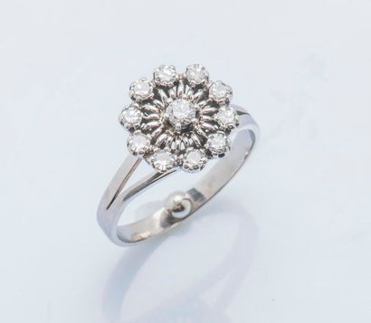 null Bague rosace en or gris 18 carats (750 millièmes) sertie d’un diamant taillé...