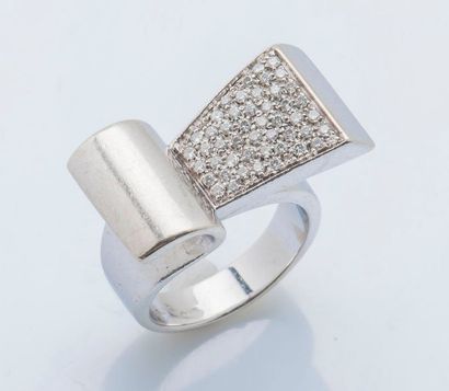 null Bague pont stylisé en or gris 18 carats (750 millièmes) en partie pavée de diamants...