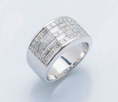 null Bague bandeau en or gris 18 carats (750 millièmes) alternant lignes de diamants...