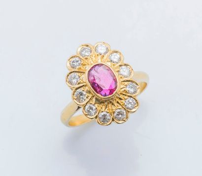 null Bague fleur en or jaune 18 carats (750 millièmes) sertie d’un rubis ovale dans...