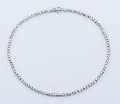 null Collier rivière en or gris 9 carats (375 millièmes) formant une ligne sertie...