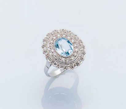 null Bague fleur en or gris 18 carats (750 millièmes) sertie d’une aigue-marine ovale...