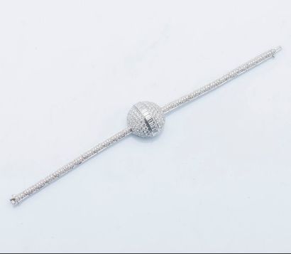 MAUBOUSSIN Haute joaillerie Bracelet modèle «Sphère» en or gris 18 carats (750 millièmes)...