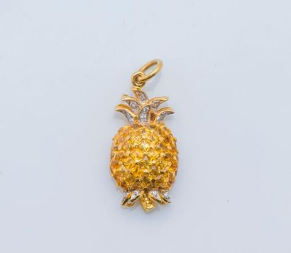  Pendentif ananas en or jaune 18 carats (750 millièmes) pavé de saphirs jaunes calibrés...