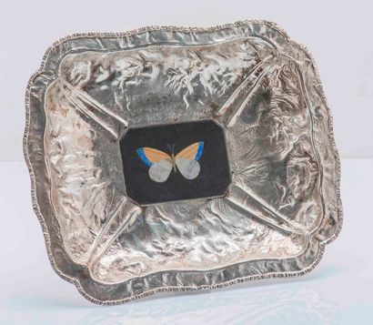 LUIZ FERREIRA Plat en argent (833 millièmes) texturé orné au centre papillon en pierre...